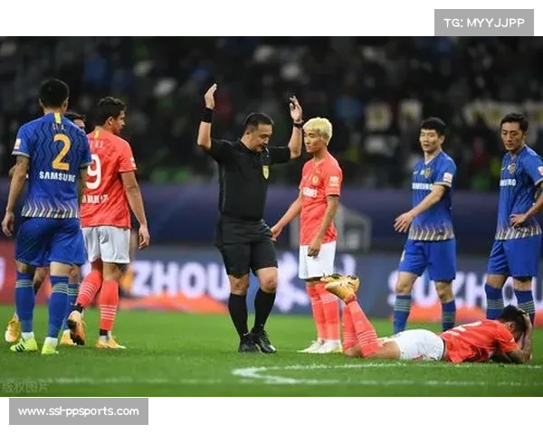 裁判判罚再引争议，约翰斯分歧判定失利含泪离场