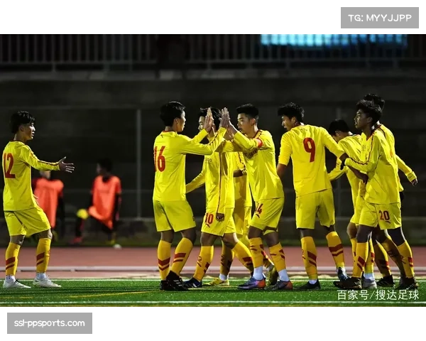 马德里社区举办青少年足球训练营,重点演练三对三快速攻防转换